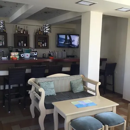 Hermes-ios To Let 3* Chora